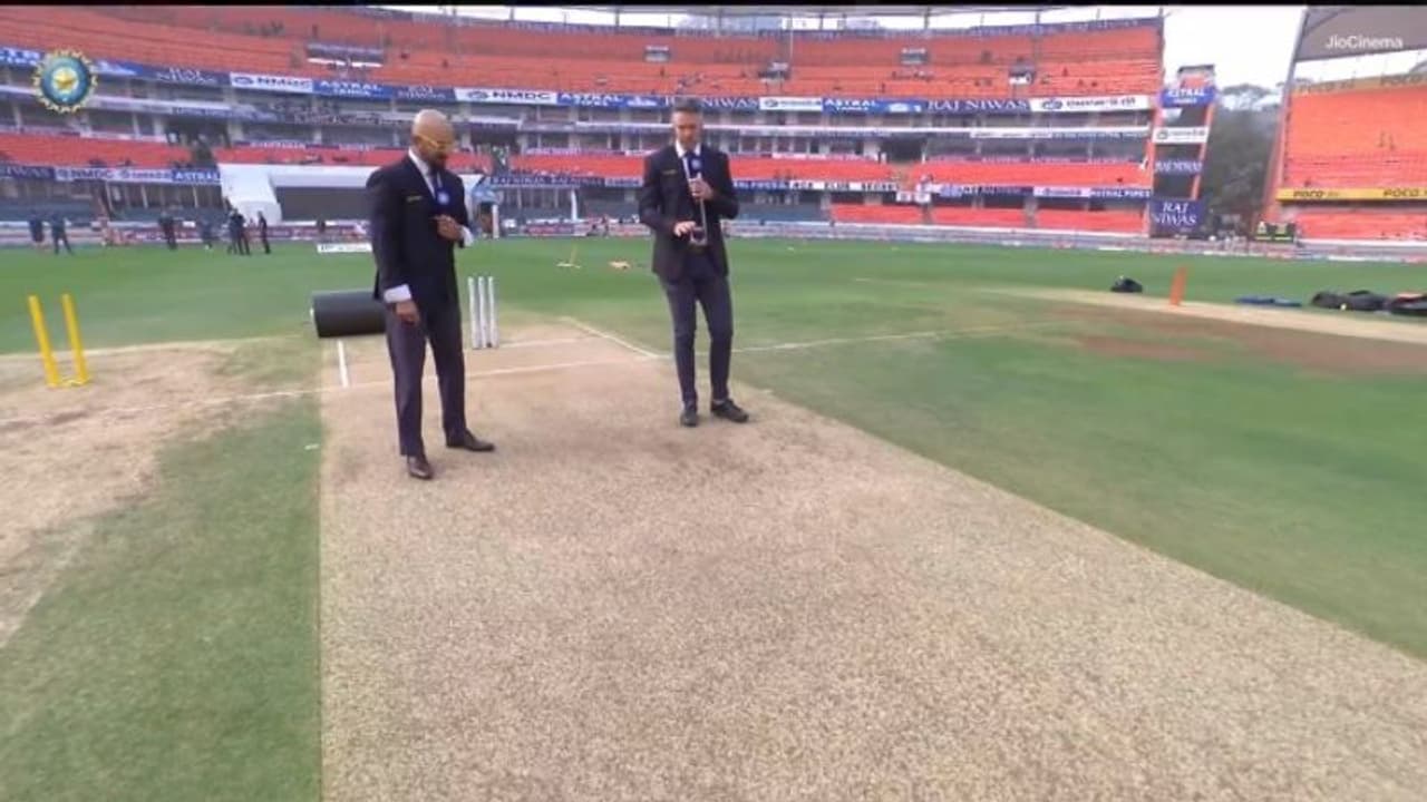 ഹൈദരാബാദിൽ പൊടിപാറുന്ന വരണ്ട പിച്ച്, ഇന്ത്യക്കും ഇംഗ്ലണ്ടിനും വെല്ലുവിളി; ടോസിലെ ആനുകൂല്യം ഇംഗ്ലണ്ടിന് ഹൈദരാബാദിൽ പൊടിപാറുന്ന വരണ്ട പിച്ച്, ഇന്ത്യക്കും ഇംഗ്ലണ്ടിനും വെല്ലുവിളി; ടോസിലെ ആനുകൂല്യം ഇംഗ്ലണ്ടിന്