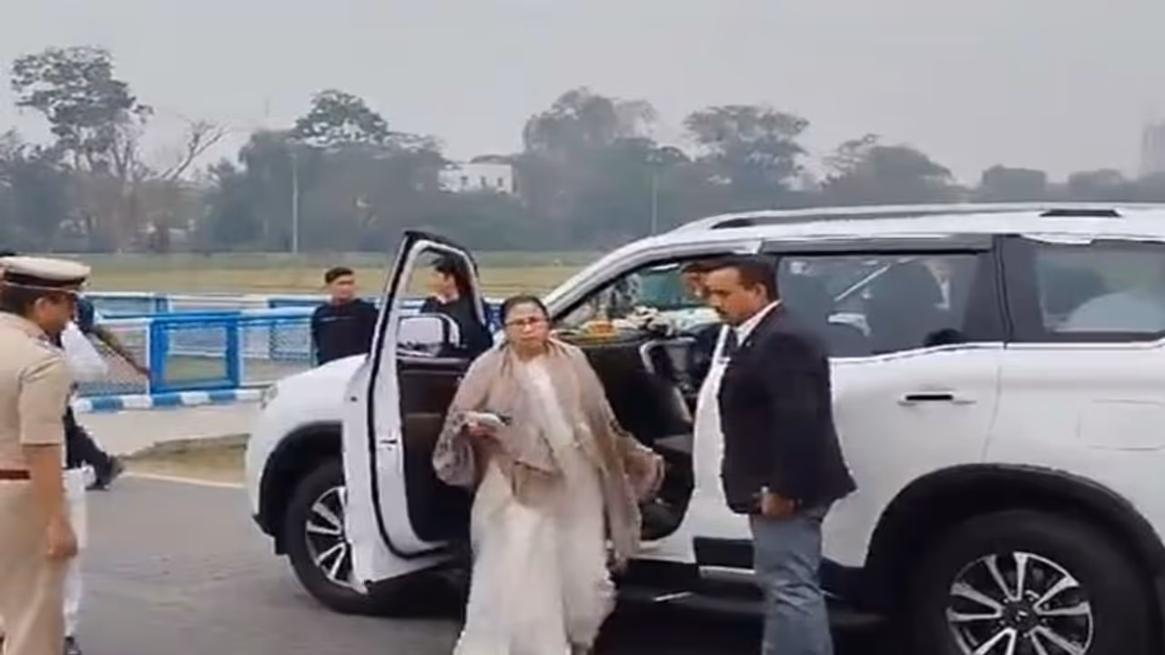 கார் விபத்தில் சிக்கிய மம்தா பானர்ஜி: தலையில் காயம்! கார் விபத்தில் சிக்கிய மம்தா பானர்ஜி: தலையில் காயம்!