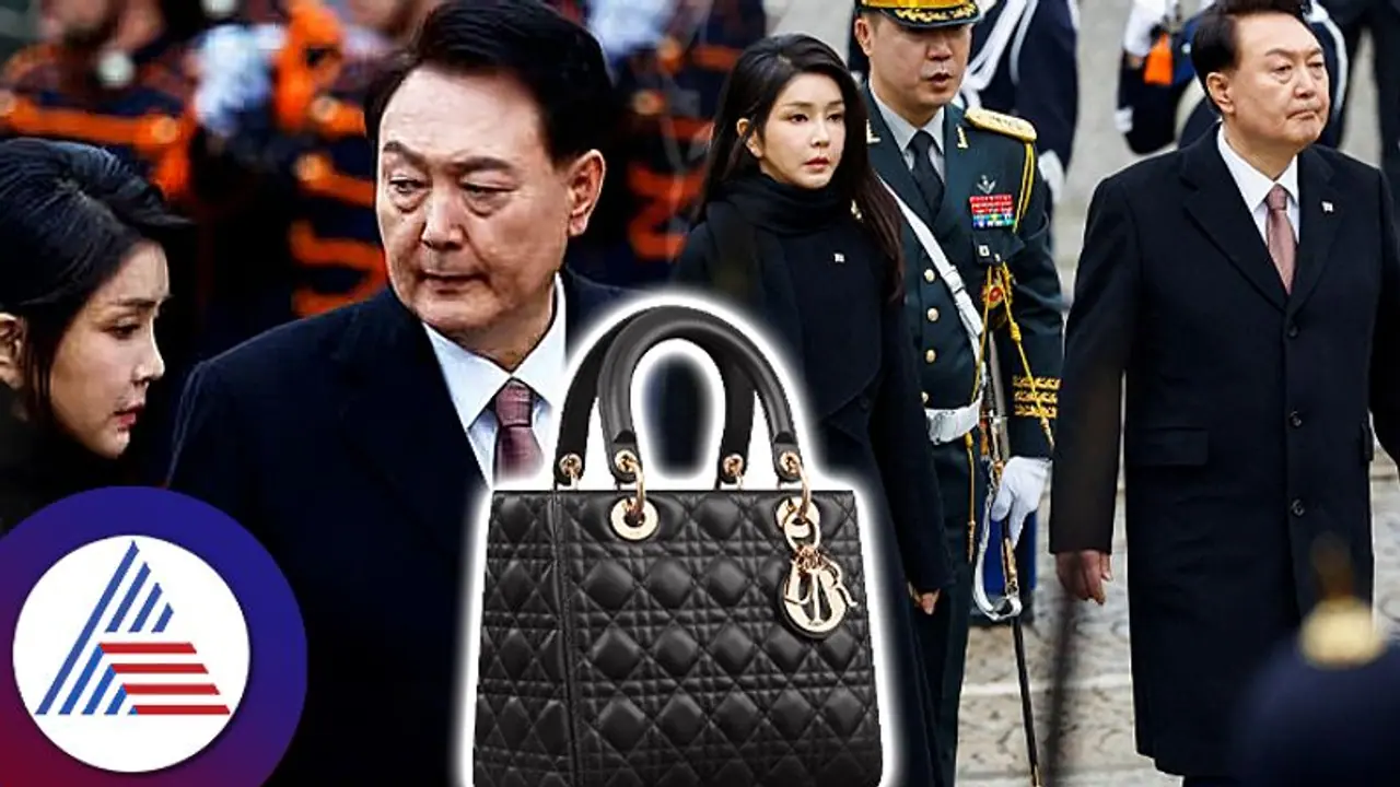 ಪತ್ನಿ ಡಿಯೋರ್ ಬ್ಯಾಗ್ ಗಿಫ್ಟ್ ಸ್ವೀಕರಿಸಿದ್ದಕ್ಕೆ ದಕ್ಷಿಣ ಕೊರಿಯಾ ಅಧ್ಯಕ್ಷರ ಗಾದಿಯೇ ಅಲ್ಲಾಡುತ್ತಿದೆ; ಏನೀ ಬ್ಯಾಗ್‌ ವಿಶೇಷತೆ?
