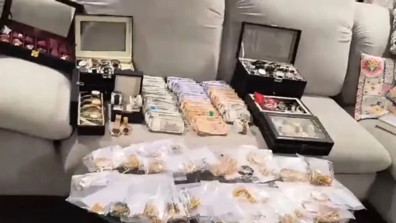 ತೆಲಂಗಾಣ 20 ಸ್ಥಳಗಳಲ್ಲಿ ದಾಳಿ: ರೇರಾ ಅಧಿಕಾರಿ ಬಳಿ ಪತ್ತೆಯಾಯ್ತು 100 ಕೋಟಿ ಆಸ್ತಿ ತೆಲಂಗಾಣ 20 ಸ್ಥಳಗಳಲ್ಲಿ ದಾಳಿ: ರೇರಾ ಅಧಿಕಾರಿ ಬಳಿ ಪತ್ತೆಯಾಯ್ತು 100 ಕೋಟಿ ಆಸ್ತಿ