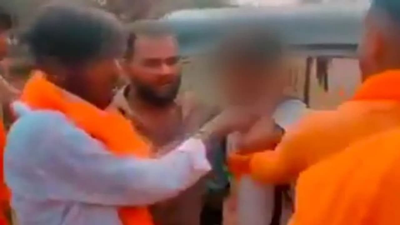 ராமர் கடவுள் இல்லை: 17 வயது தலித் சிறுவன் மீது தாக்குதல்! ராமர் கடவுள் இல்லை: 17 வயது தலித் சிறுவன் மீது தாக்குதல்!