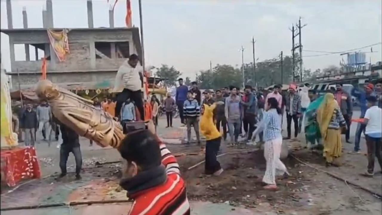 Clashes erupt after Sardar Vallabhbhai Patel's statue vandalised in MP's Ujjain; videos go viral (WATCH) Clashes erupt after Sardar Vallabhbhai Patel's statue vandalised in MP's Ujjain; videos go viral (WATCH)