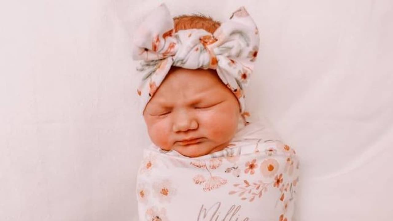 ഇതാവണം ഡാ പൊലീസ്; നടുറോഡിൽ പ്രസവവേദനയിൽ പുളഞ്ഞ് യുവതി, രക്ഷകനായി പൊലീസുകാരൻ ഇതാവണം ഡാ പൊലീസ്; നടുറോഡിൽ പ്രസവവേദനയിൽ പുളഞ്ഞ് യുവതി, രക്ഷകനായി പൊലീസുകാരൻ