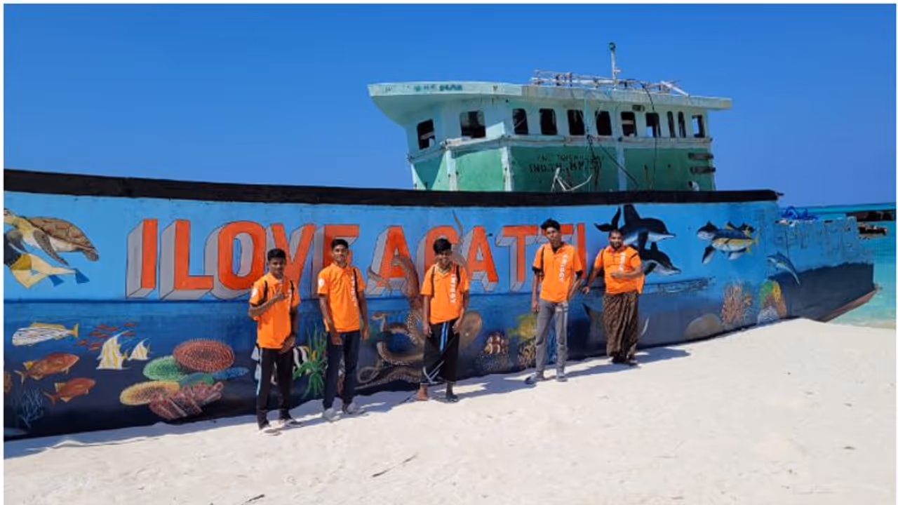 ഓറഞ്ച് കുപ്പായക്കാർ ബൈക്കിലല്ല, സൈക്കിളിൽ ഫുഡ് വീട്ടിലെത്തിക്കും! ലക്ഷദ്വീപ് ടൂറിസത്തിന് വമ്പൻ കുതിപ്പ് ഓറഞ്ച് കുപ്പായക്കാർ ബൈക്കിലല്ല, സൈക്കിളിൽ ഫുഡ് വീട്ടിലെത്തിക്കും! ലക്ഷദ്വീപ് ടൂറിസത്തിന് വമ്പൻ കുതിപ്പ്