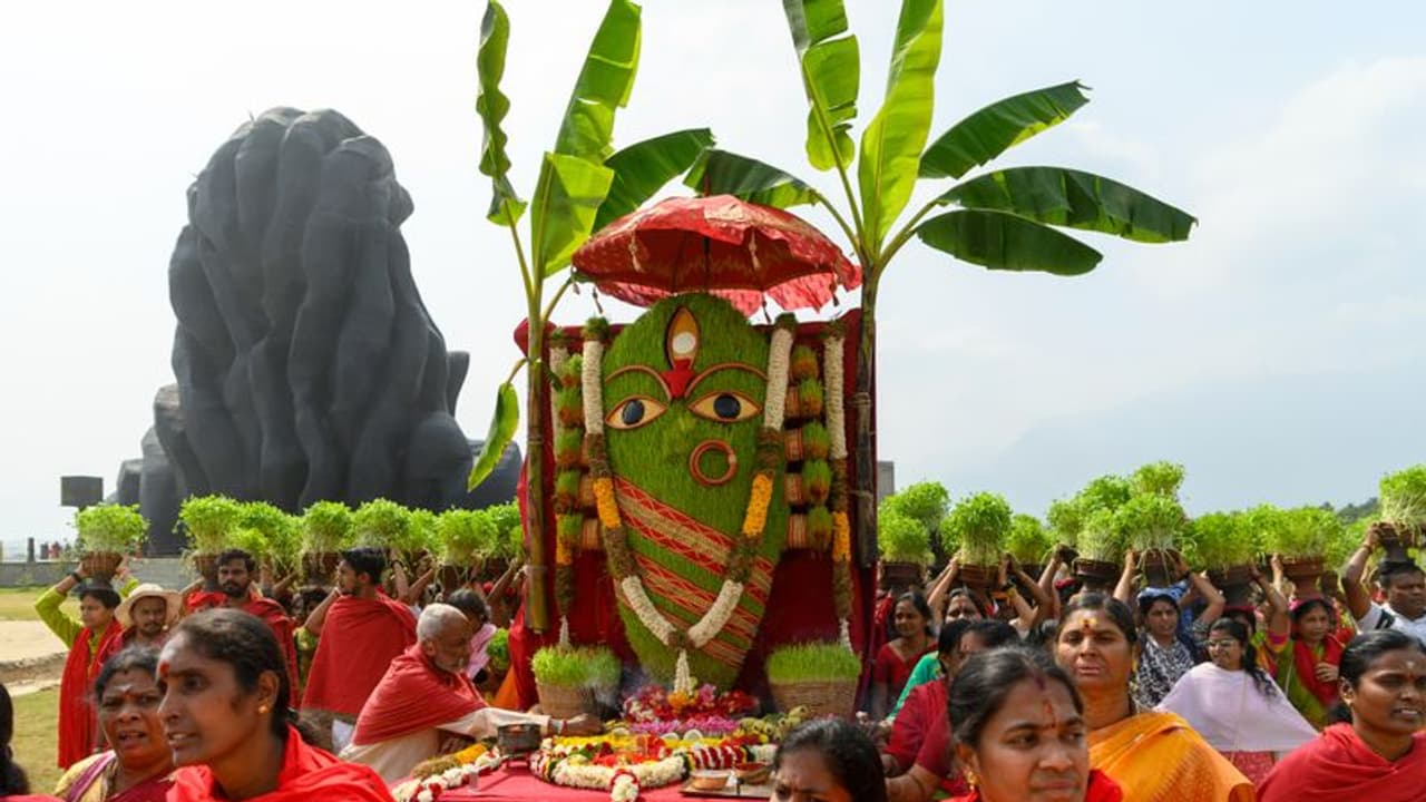 Thaipusam 2024 | தைப்பூசத்தை முன்னிட்டு லிங்கபைரவிக்கு முளைப்பாரி அர்ப்பணம் Thaipusam 2024 | தைப்பூசத்தை முன்னிட்டு லிங்கபைரவிக்கு முளைப்பாரி அர்ப்பணம்