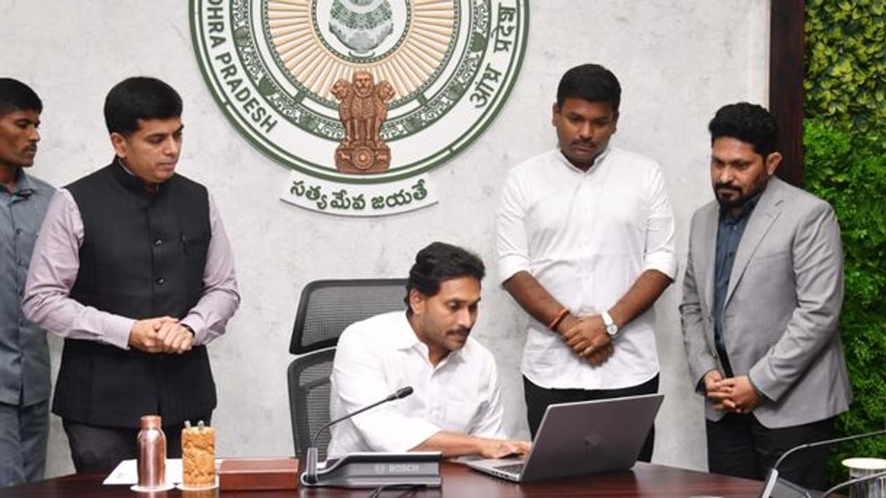 ఇప్పుడు మారుమూల గ్రామాలలో కూడా 4G కనెక్టివిటీ.. ఏపి ప్రభుత్వంతో జియో భాగస్వామ్యం.. ఇప్పుడు మారుమూల గ్రామాలలో కూడా 4G కనెక్టివిటీ.. ఏపి ప్రభుత్వంతో జియో భాగస్వామ్యం..