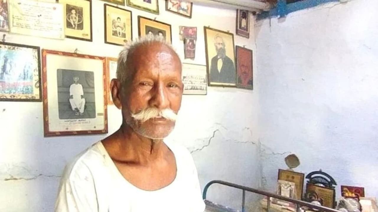 கோவை பத்திரப்பனுக்கு பத்மஶ்ரீ விருது! தடையை மீறி பெண்களுக்கும் கும்மி ஆட்டத்தைக் கற்பித்தவர்! கோவை பத்திரப்பனுக்கு பத்மஶ்ரீ விருது! தடையை மீறி பெண்களுக்கும் கும்மி ஆட்டத்தைக் கற்பித்தவர்!