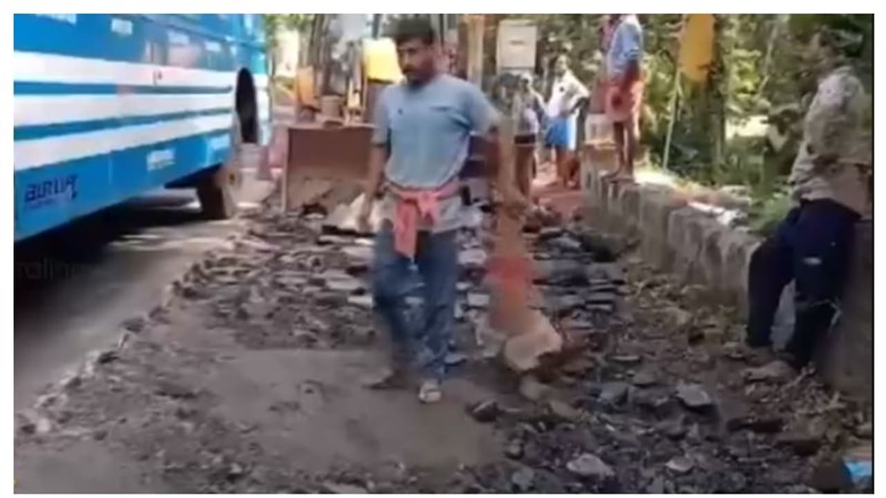 എന്ത് വിധിയിത്.... 6 കോടി ചെലവിൽ നവീകരിച്ച റോഡ് 6 ദിവസം കൊണ്ട് തകർന്നു, വീണ്ടും ടാറിങ്! എന്ത് വിധിയിത്.... 6 കോടി ചെലവിൽ നവീകരിച്ച റോഡ് 6 ദിവസം കൊണ്ട് തകർന്നു, വീണ്ടും ടാറിങ്!