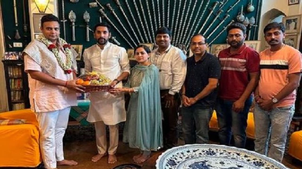 ಮೈಸೂರು: ಯದುವೀರ್ ಭೇಟಿಯಾದ ರಾಮಲಲ್ಲಾ ಶಿಲ್ಪಿ ಅರುಣ್ ಯೋಗಿರಾಜ್ ಕುಟುಂಬ ಮೈಸೂರು: ಯದುವೀರ್ ಭೇಟಿಯಾದ ರಾಮಲಲ್ಲಾ ಶಿಲ್ಪಿ ಅರುಣ್ ಯೋಗಿರಾಜ್ ಕುಟುಂಬ