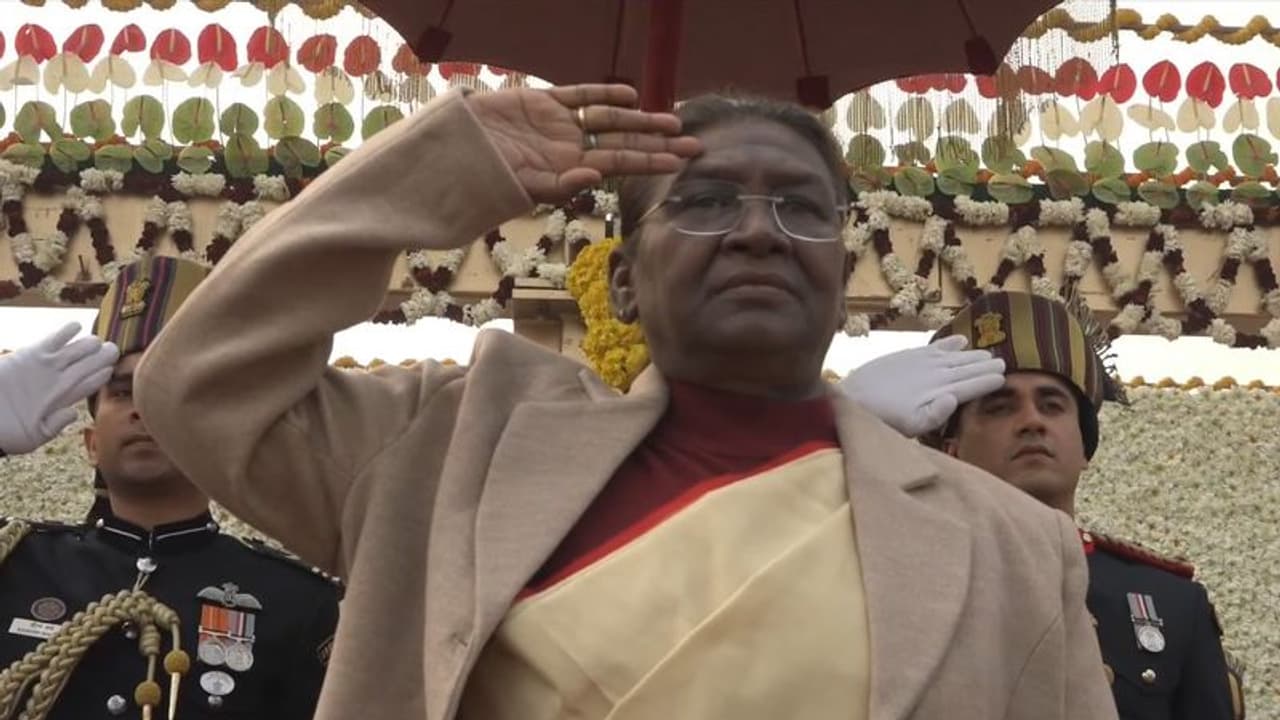 75ஆவது குடியரசு தினம் – மூவர்ணக் கொடியை ஏற்றி வைத்த குடியரசுத் தலைவர் திரௌபதி முர்பு! 75ஆவது குடியரசு தினம் – மூவர்ணக் கொடியை ஏற்றி வைத்த குடியரசுத் தலைவர் திரௌபதி முர்பு!