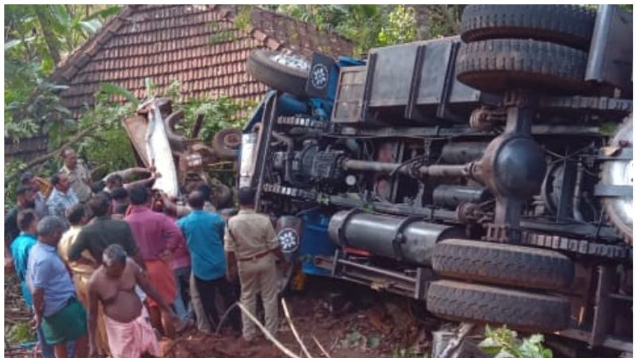 ബോർവെൽ ലോറിയും പിക്കപ്പും കൂട്ടിയിടിച്ച് പത്തടി താഴ്ചയിലേക്ക് വീണു; ഒരാൾ മരിച്ചു ബോർവെൽ ലോറിയും പിക്കപ്പും കൂട്ടിയിടിച്ച് പത്തടി താഴ്ചയിലേക്ക് വീണു; ഒരാൾ മരിച്ചു