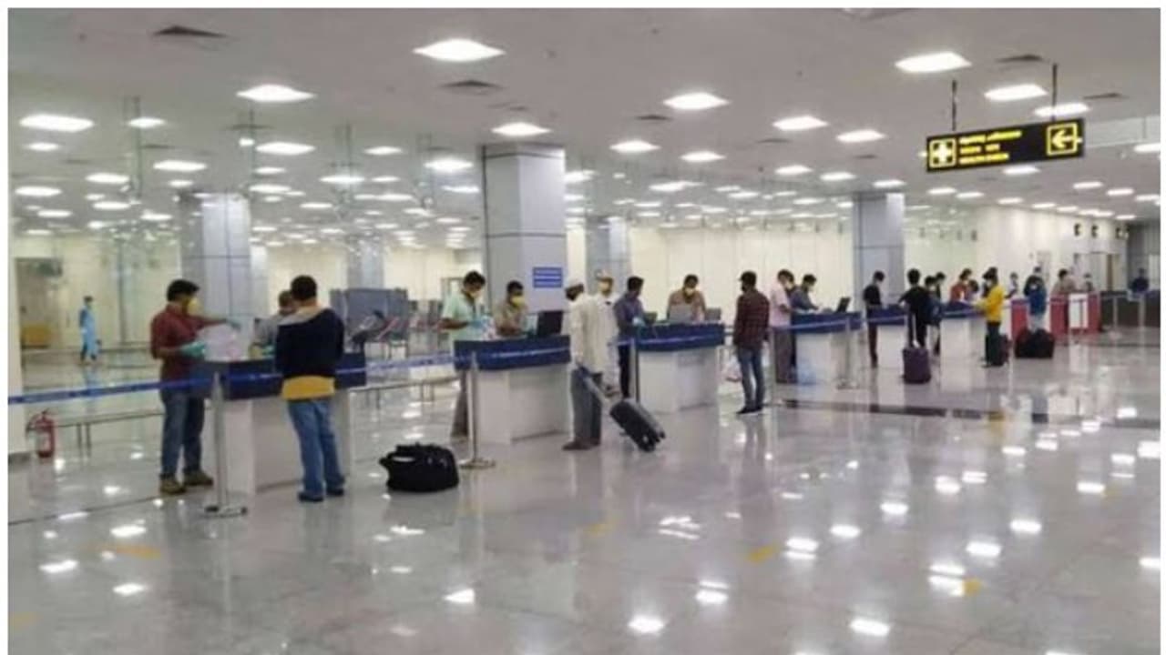 ശ്രദ്ധിക്കുക! ജോലിക്കോ പഠനത്തിനോ, ടിക്കറ്റുമെടുത്ത് വിദേശത്തേക്ക് പറക്കാൻ വരട്ടെ; അറിയാൻ പല കാര്യങ്ങളുമുണ്ട് ശ്രദ്ധിക്കുക! ജോലിക്കോ പഠനത്തിനോ, ടിക്കറ്റുമെടുത്ത് വിദേശത്തേക്ക് പറക്കാൻ വരട്ടെ; അറിയാൻ പല കാര്യങ്ങളുമുണ്ട്