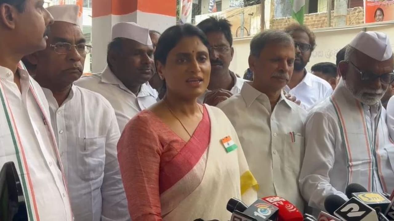 నా తండ్రి వైఎస్ఆర్.. మరి నేను వైఎస్ షర్మిల ఎలా కాను ఏపీసీసీ చీఫ్