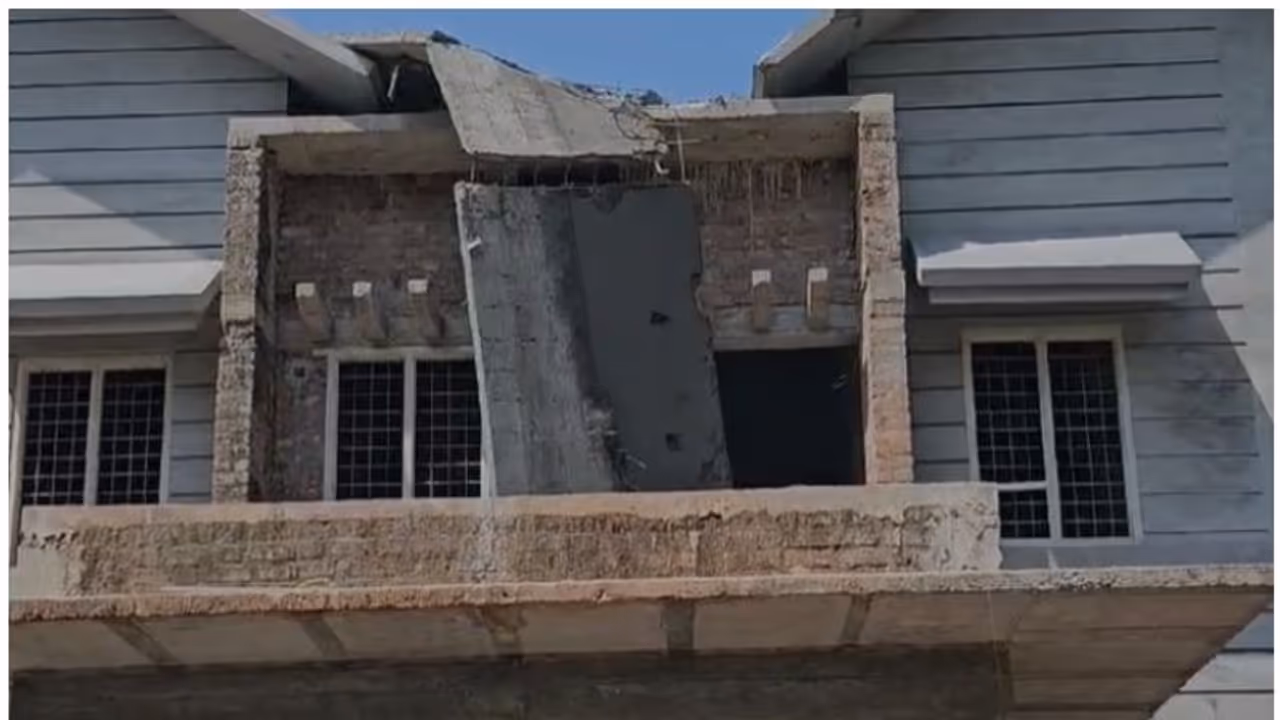 വീടിന്റെ മുകളിൽ തട്ടടിച്ചു കൊണ്ടിരിക്കെ അപകടം; രണ്ടാം നിലയിൽ നിന്ന് താഴേക്ക് വീണ് മൂന്നുപേർക്ക് പരിക്ക് വീടിന്റെ മുകളിൽ തട്ടടിച്ചു കൊണ്ടിരിക്കെ അപകടം; രണ്ടാം നിലയിൽ നിന്ന് താഴേക്ക് വീണ് മൂന്നുപേർക്ക് പരിക്ക്