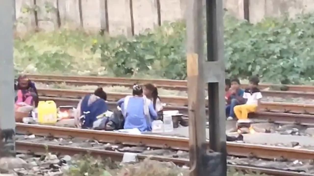 റെയില്‍വേ ട്രാക്കുകള്‍ക്കിടയില്‍ 'കുക്കിംഗ്'; വീഡിയോ വൈറലായതോടെ നടപടിയുമായി റെയില്‍വേ