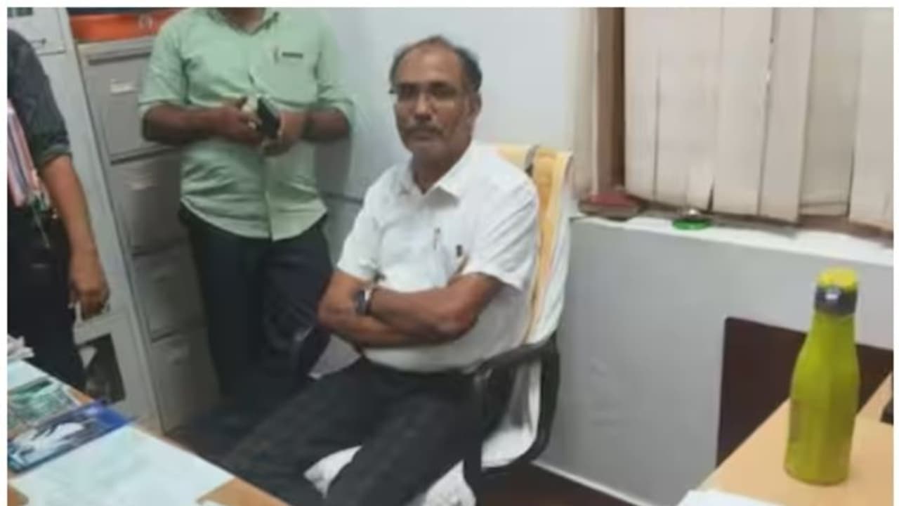 20000 രൂപ കൈക്കൂലി; അന്വേഷണം നേരിടുന്ന പ്രൊഫസർ റിപ്പബ്ലിക് ദിന പരിപാടിയിൽ; സംഭവം പെരിയ കേന്ദ്രസര്വകലാശാലയില് 20000 രൂപ കൈക്കൂലി; അന്വേഷണം നേരിടുന്ന പ്രൊഫസർ റിപ്പബ്ലിക് ദിന പരിപാടിയിൽ; സംഭവം പെരിയ കേന്ദ്രസര്വകലാശാലയില്