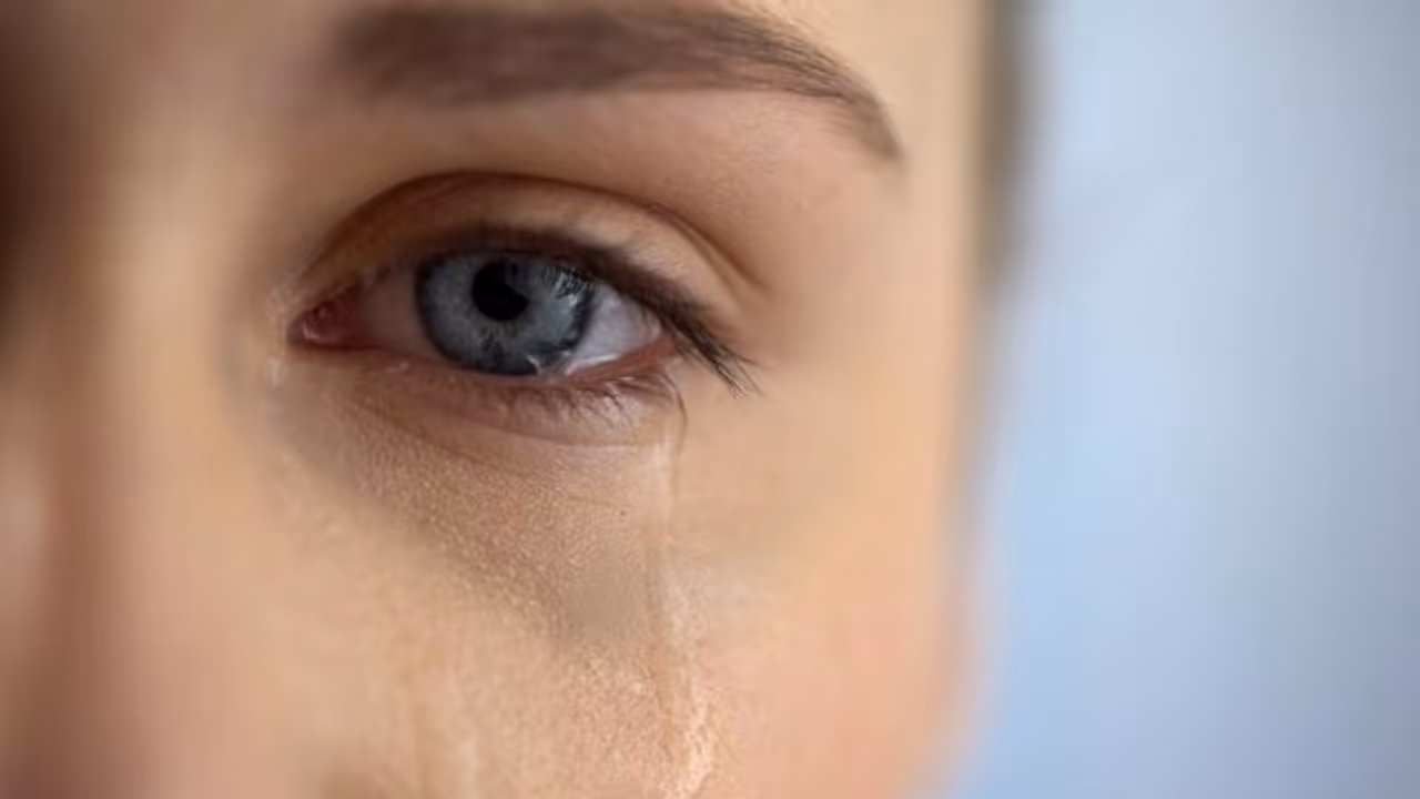 ഇടയ്ക്കിടെ കണ്ണില്‍ നിന്ന് വെള്ളം വരാറുണ്ടോ? കാരണമിതാകാം... 