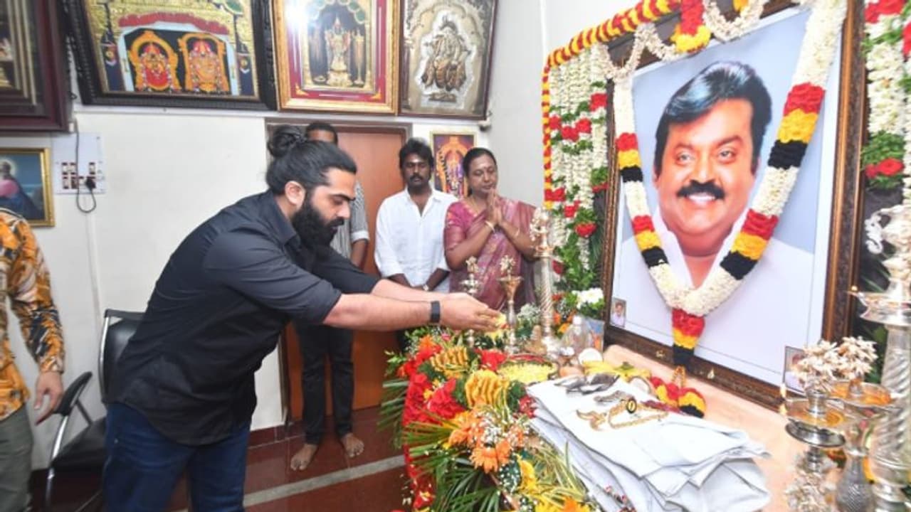 கேப்டன் விஜயகாந்துக்கு இறுதி அஞ்சலி நேரில் சென்று குடும்பத்தினரை சந்தித்து ஆறுதல் சொன்ன சிலம்பரசன்!