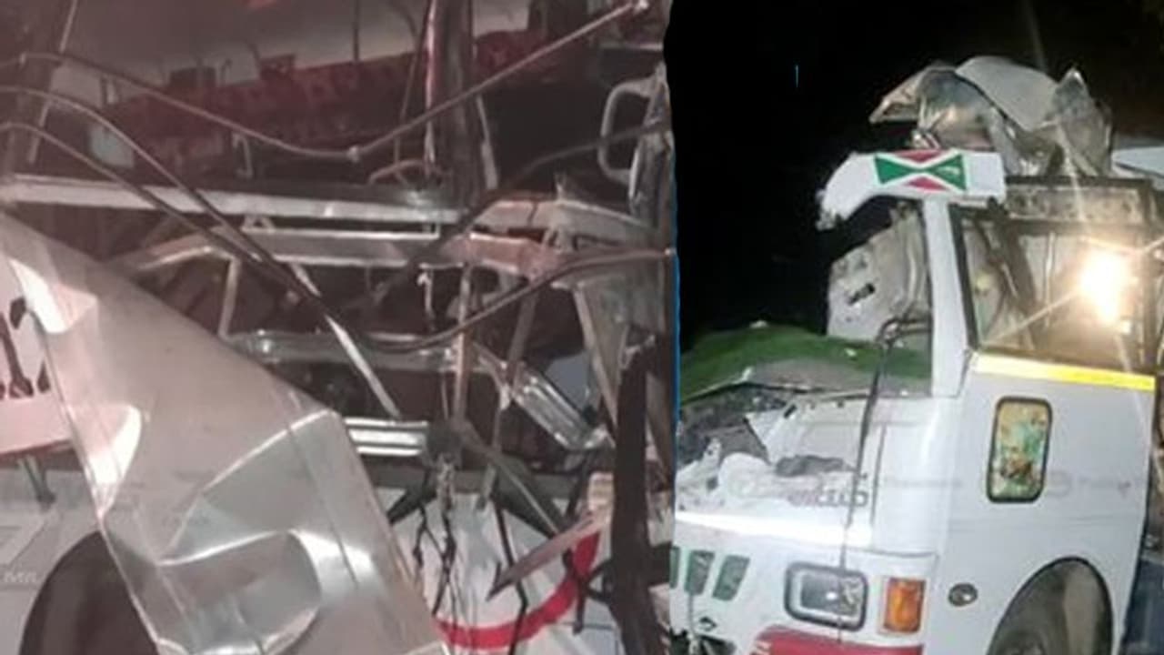 விசிக மாநாட்டுக்கு சென்று திரும்பிய போது லாரி வேன் நேருக்கு நேர் மோதல்.. 3 பேர் பலி.. 20 பேர் படுகாயம்..! விசிக மாநாட்டுக்கு சென்று திரும்பிய போது லாரி வேன் நேருக்கு நேர் மோதல்.. 3 பேர் பலி.. 20 பேர் படுகாயம்..!