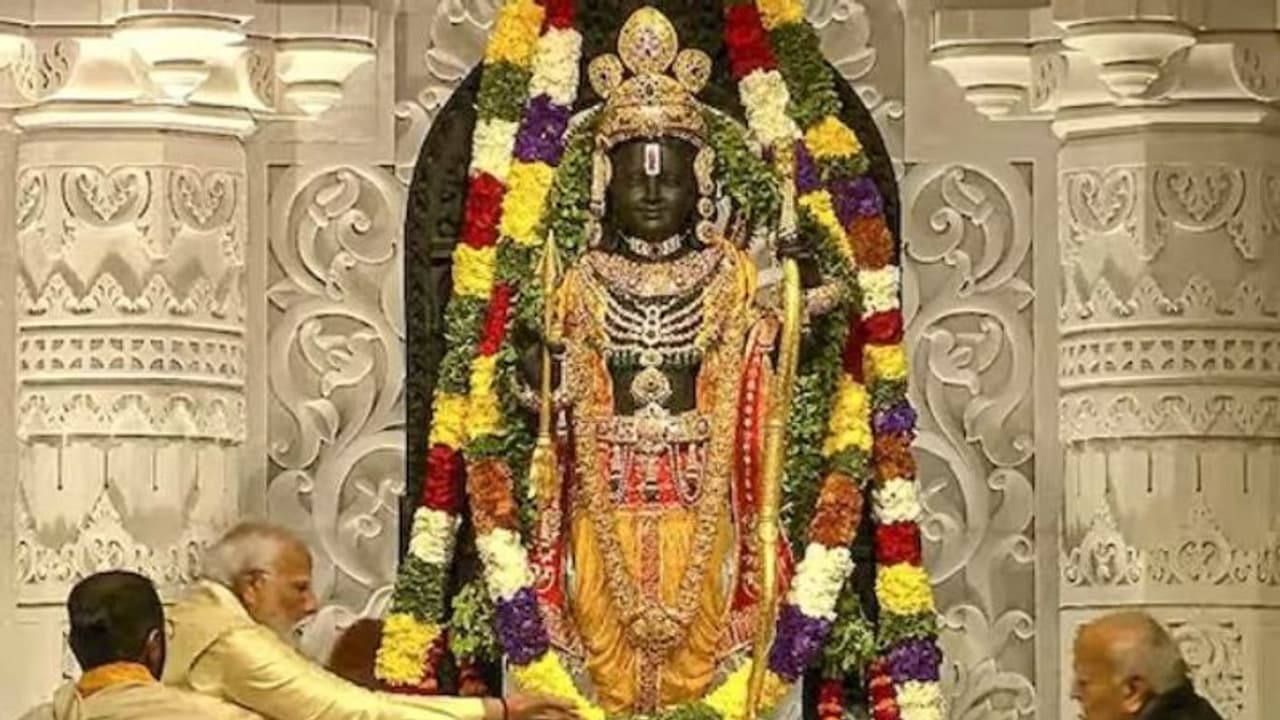  కావడిలో అయోధ్యకు: పేరేంట్స్ ను మోసుకెళ్తున్న కొడుకు