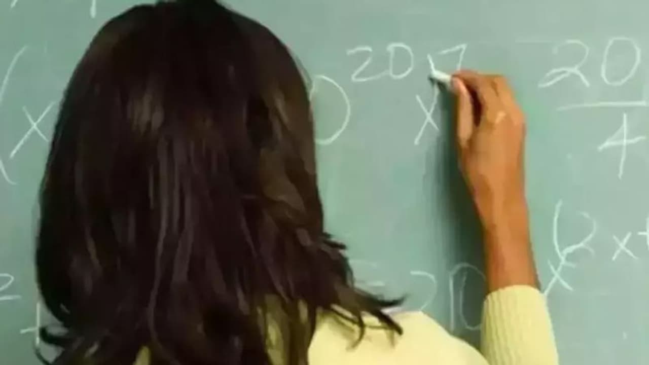 ക്ലാസിൽ ഓടി നടക്കുന്ന വിദ്യാർത്ഥിയെ ശാന്തനാക്കാൻ അധ്യാപിക വടി വലിച്ചെറിഞ്ഞു, 6വയസുകാരന്റെ കാഴ്ച പോയി, കേസ് 