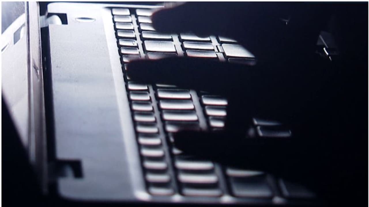 ബാങ്ക് അക്കൗണ്ട് മരവിപ്പിച്ച് ഭീഷണിപ്പെടുത്തി പണം തട്ടി; 3 പൊലീസുകാർക്കെതിരെ ഗുജറാത്തിൽ കേസ് ബാങ്ക് അക്കൗണ്ട് മരവിപ്പിച്ച് ഭീഷണിപ്പെടുത്തി പണം തട്ടി; 3 പൊലീസുകാർക്കെതിരെ ഗുജറാത്തിൽ കേസ്