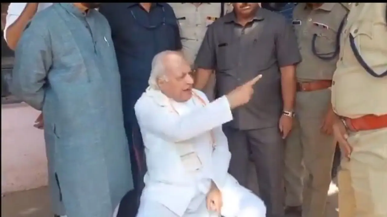 Kerala Governor Arif Mohammad Khan stages sit in protest after SFI activists wave black flags at him (WATCH)