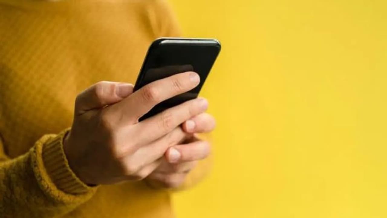 மொபைல் யூசர்கள் கவனத்திற்கு.. பேசும் போது கால் கட் ஆகுதா? அப்போ இதுதான் காரணம்.. நோட் பண்ணுங்க! மொபைல் யூசர்கள் கவனத்திற்கு.. பேசும் போது கால் கட் ஆகுதா? அப்போ இதுதான் காரணம்.. நோட் பண்ணுங்க!