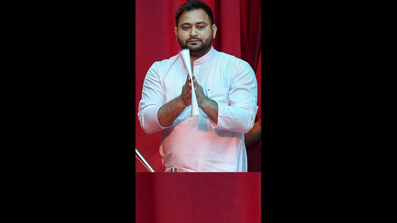 ಉದ್ಯೋಗಕ್ಕಾಗಿ ಭೂಮಿ ಹಗರಣ: ಡಿಸಿಎಂ ಪಟ್ಟ ಹೋದ ಬೆನ್ನಲ್ಲೇ ತೇಜಸ್ವಿ 8 ತಾಸು ಇ.ಡಿ. ವಿಚಾರಣೆ ಉದ್ಯೋಗಕ್ಕಾಗಿ ಭೂಮಿ ಹಗರಣ: ಡಿಸಿಎಂ ಪಟ್ಟ ಹೋದ ಬೆನ್ನಲ್ಲೇ ತೇಜಸ್ವಿ 8 ತಾಸು ಇ.ಡಿ. ವಿಚಾರಣೆ