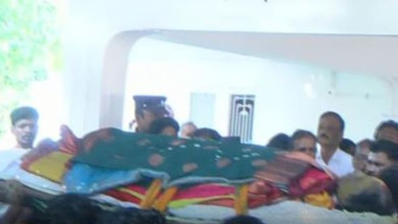 இசையின் வாரிசுக்கு பிரியாவிடை.! அம்மா பாட்டி நினைவிடத்தின் அருகே அடக்கம் செய்யப்பட்டார் பவதாரிணி!