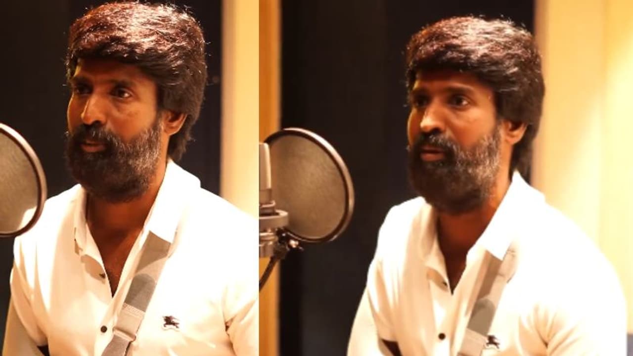 யுவன் இசையில் உருவாகும் கருடன்.. உடைந்த கையோடு டப்பிங் பணிகளை துவங்கிய சூரி மெய்சிலிர்க்க வைக்கும் வீடியோ! யுவன் இசையில் உருவாகும் கருடன்.. உடைந்த கையோடு டப்பிங் பணிகளை துவங்கிய சூரி மெய்சிலிர்க்க வைக்கும் வீடியோ!