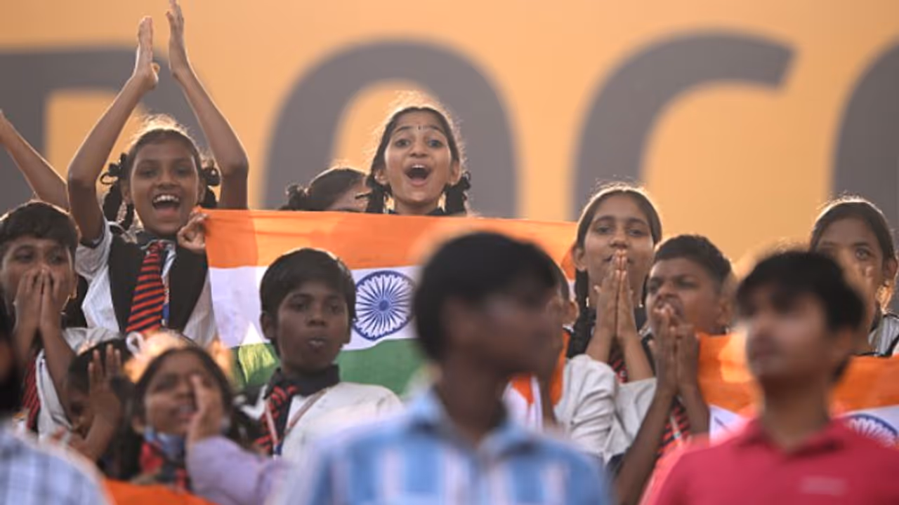 ടെസ്റ്റ് ക്രിക്കറ്റ് മരിക്കുന്നോ, കാണികളില്ലേ? ചോദ്യം നിര്ത്താം; ഞെട്ടിച്ച് ഹൈദരാബാദ്, കണക്കുകള് ഉയരെ ഉയരെ ടെസ്റ്റ് ക്രിക്കറ്റ് മരിക്കുന്നോ, കാണികളില്ലേ? ചോദ്യം നിര്ത്താം; ഞെട്ടിച്ച് ഹൈദരാബാദ്, കണക്കുകള് ഉയരെ ഉയരെ