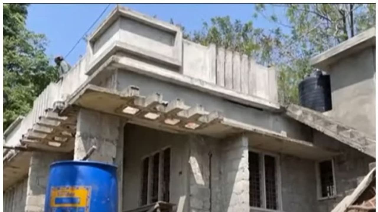 വണ്ടിപ്പെരിയാറിലെ 6 വയസുകാരിയുടെ കുടുംബത്തിന്റെ ബാങ്ക് വായ്പ ഏറ്റെടുത്ത് സിപിഎം; വീട് പൂർത്തിയാക്കാനും സഹായം വണ്ടിപ്പെരിയാറിലെ 6 വയസുകാരിയുടെ കുടുംബത്തിന്റെ ബാങ്ക് വായ്പ ഏറ്റെടുത്ത് സിപിഎം; വീട് പൂർത്തിയാക്കാനും സഹായം