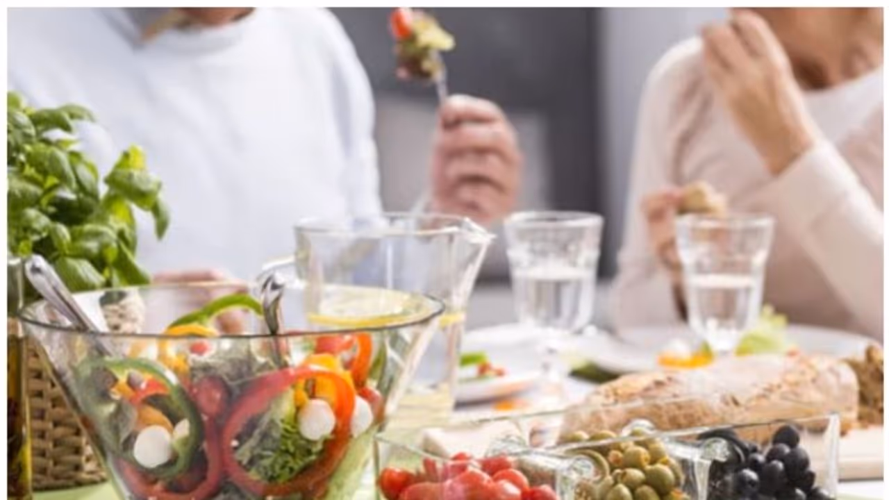 പ്രായം 50 കഴിഞ്ഞോ? എങ്കിൽ ഭക്ഷണത്തിൽ അൽപം ശ്രദ്ധ വേണം പ്രായം 50 കഴിഞ്ഞോ? എങ്കിൽ ഭക്ഷണത്തിൽ അൽപം ശ്രദ്ധ വേണം