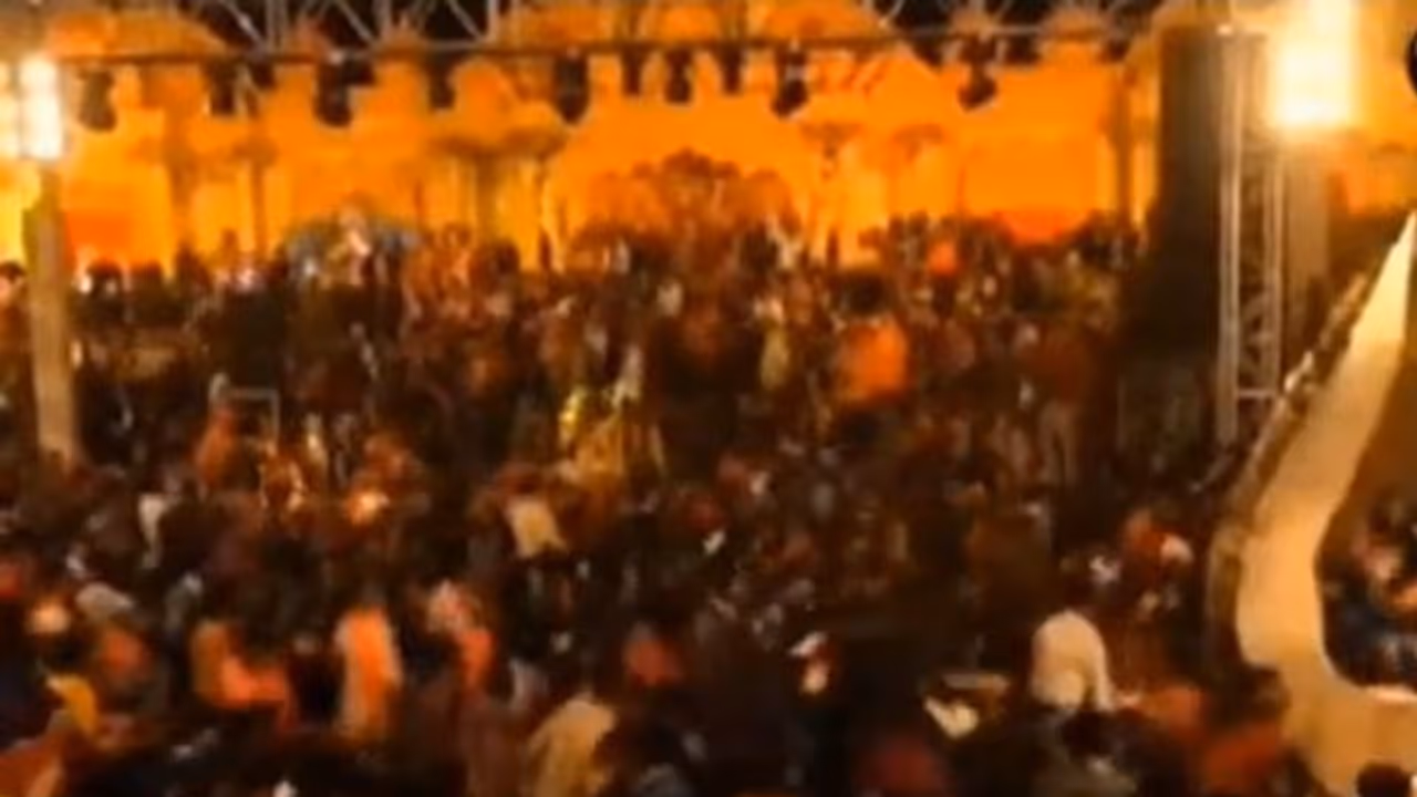 Stage collapses during singer B Praak's event at Delhi's Kalkaji mandir, 1 dead (WATCH) Stage collapses during singer B Praak's event at Delhi's Kalkaji mandir, 1 dead (WATCH)