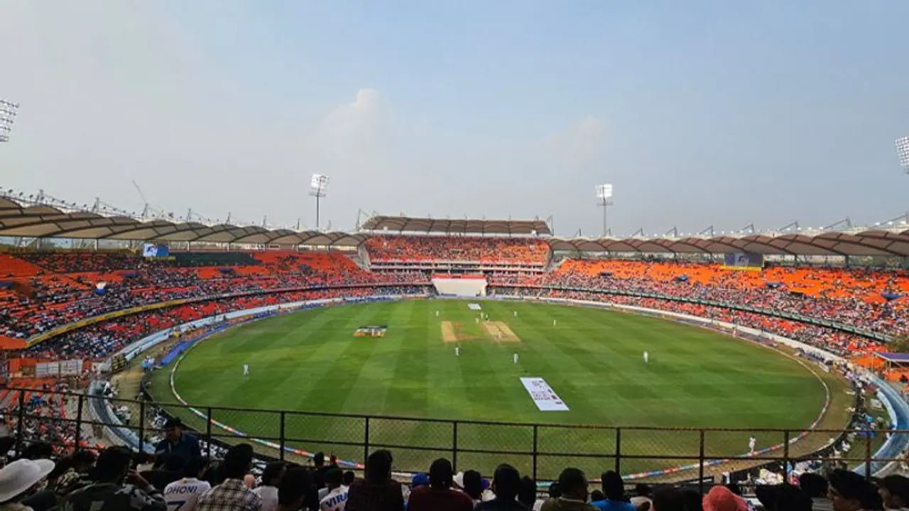 India vs England: ఉప్పల్ టెస్టు మ్యాచ్ కు మస్తు క్రేజ్.. గ్రౌండ్ కు పొటెత్తిన క్రికెట్ లవర్స్ ! India vs England: ఉప్పల్ టెస్టు మ్యాచ్ కు మస్తు క్రేజ్.. గ్రౌండ్ కు పొటెత్తిన క్రికెట్ లవర్స్ !