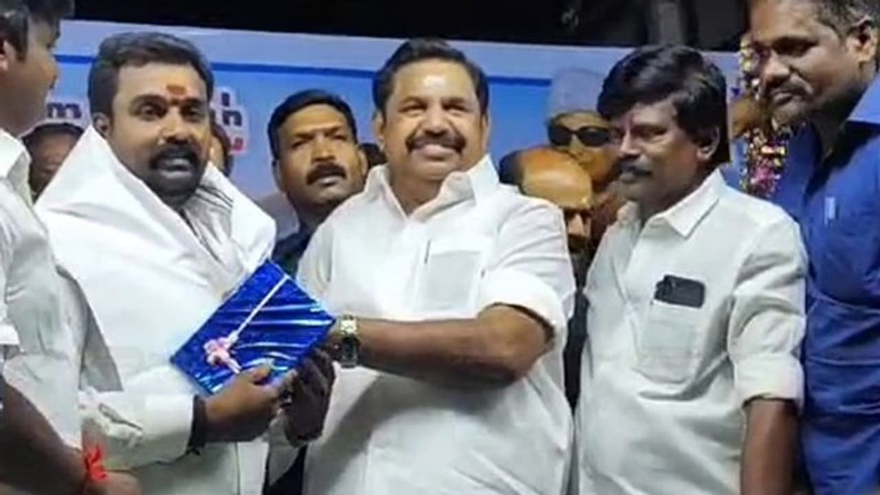 இன்பநிதி பெயரில் பாசறை தொடங்கியதால் நீக்கப்பட்ட திமுக நிர்வாகி அதிமுகவில் இணைந்தார்..! இன்பநிதி பெயரில் பாசறை தொடங்கியதால் நீக்கப்பட்ட திமுக நிர்வாகி அதிமுகவில் இணைந்தார்..!