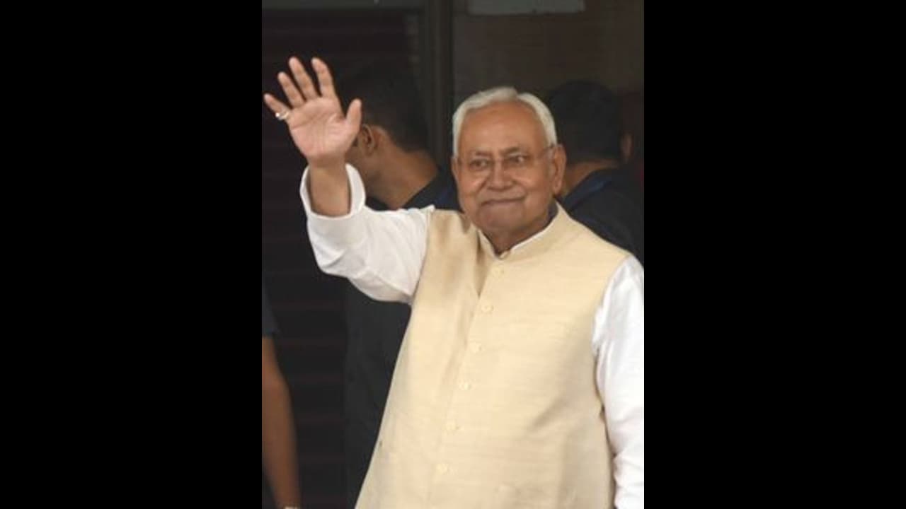 బీహార్ ముఖ్యమంత్రిగా ప్రమాణ స్వీకారం చేసిన నితీష్ కుమార్
