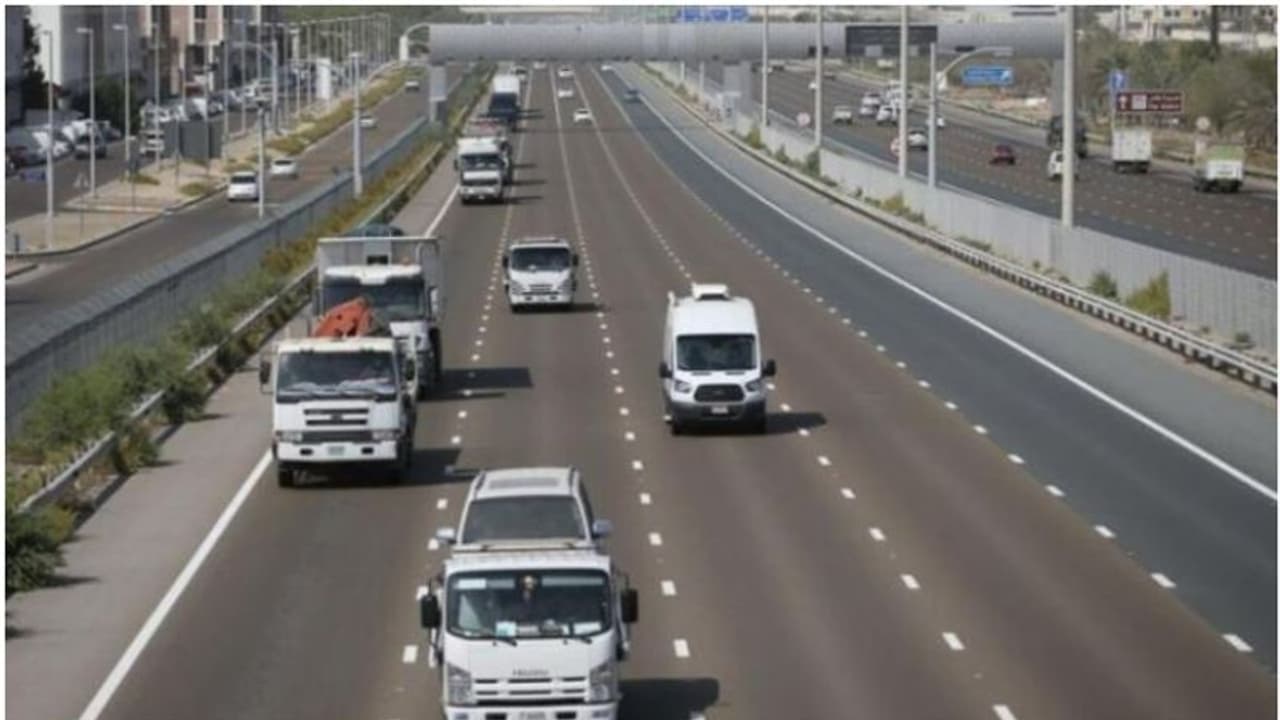 ട്രാഫിക് നിയമങ്ങളില് മാറ്റം വരുത്തി; അബുദാബിയില് വലിയ വാഹനങ്ങള്ക്ക് ഓവര്ടേക്കിങ്ങിന് അനുമതി ട്രാഫിക് നിയമങ്ങളില് മാറ്റം വരുത്തി; അബുദാബിയില് വലിയ വാഹനങ്ങള്ക്ക് ഓവര്ടേക്കിങ്ങിന് അനുമതി