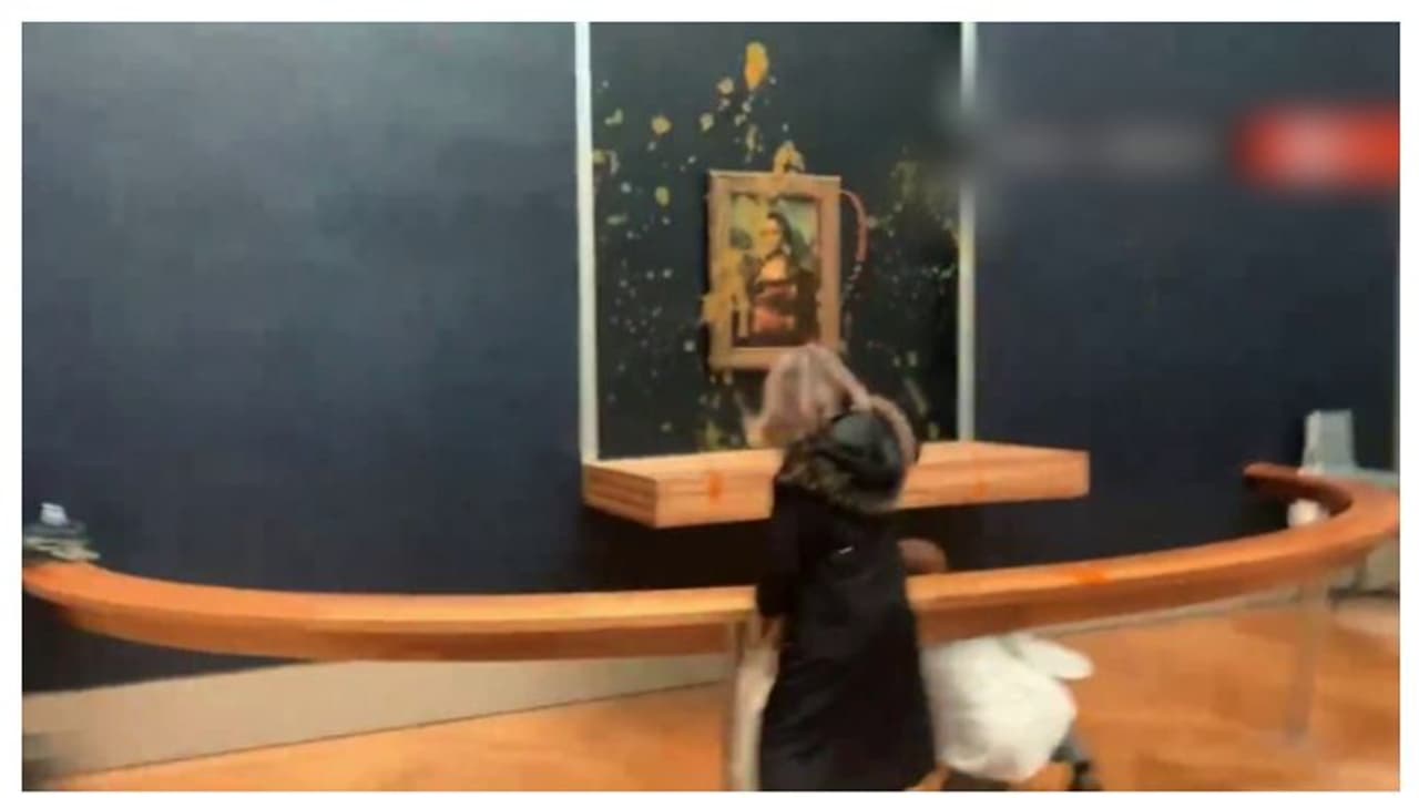 മോണാലിസ പെയിൻ്റിങ്ങിന് മുകളിൽ സൂപ്പൊഴിച്ച് ആക്രമണം; ബുള്ളറ്റ്പ്രൂഫ് ഉള്ളതിനാൽ കേടുപാടുകൾ സംഭവിച്ചില്ല