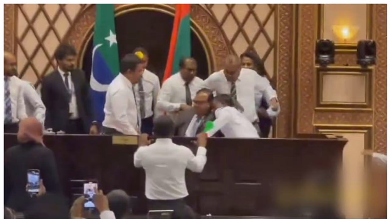 మాల్దీవుల్లో మరోసారి అలజడి : మయిజ్జూ కేబినెట్లో నలుగురికి విపక్షం ‘‘ నో ’’.. పార్లమెంట్లో ఎంపీల బాహాబాహీ మాల్దీవుల్లో మరోసారి అలజడి : మయిజ్జూ కేబినెట్లో నలుగురికి విపక్షం ‘‘ నో ’’.. పార్లమెంట్లో ఎంపీల బాహాబాహీ