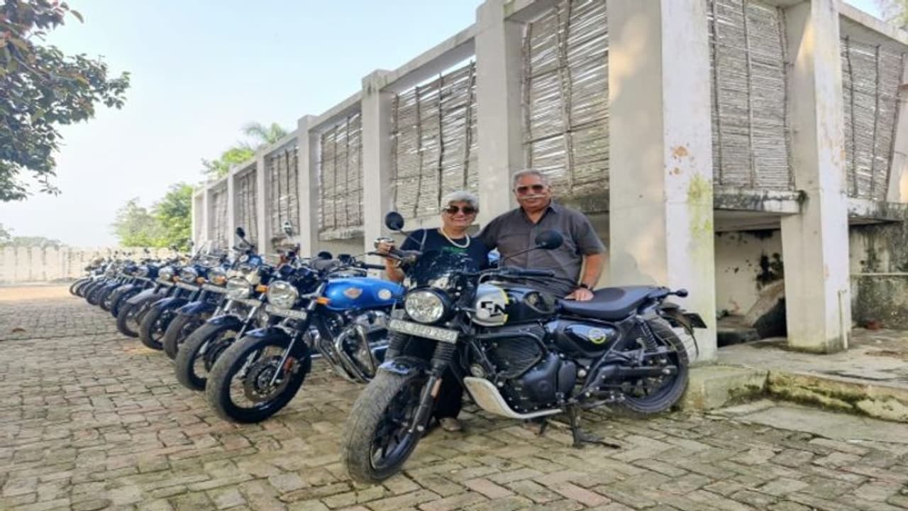 60 की उम्र में पैराग्लाइडिंग , 70 में हिमालय ट्रेकिंग ! 74 साल की उम्र में 22 देश घूम चुका है ये कपल 