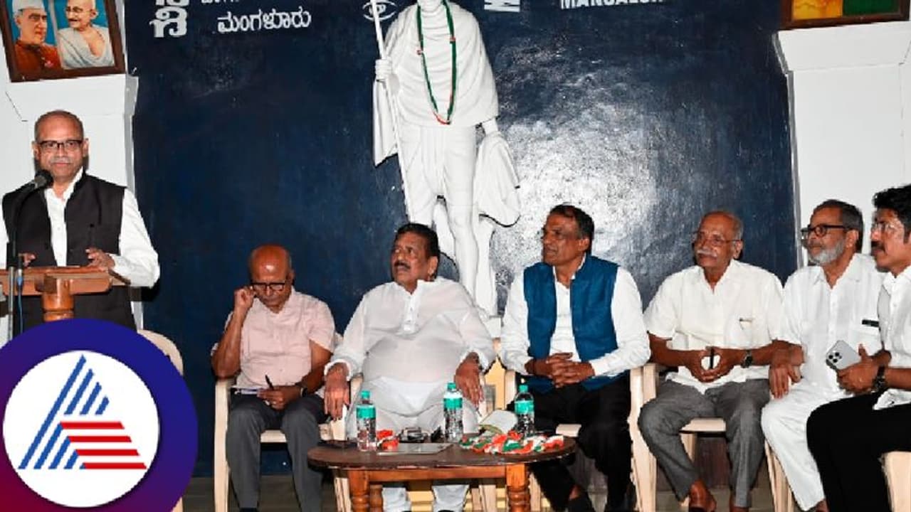 ದೇಶದ ಬಿಕ್ಕಟ್ಟುಗಳಿಂದ ಜನರ ಗಮನ ಬೇರೆಡೆ ಸೆಳೆಯಲು ಭಜನೆ ಮಾಡಿಸಲಾಗುತ್ತಿದೆ: ಚಿಂತಕ ಪರಕಾಲ ಪ್ರಭಾಕರ್ ದೇಶದ ಬಿಕ್ಕಟ್ಟುಗಳಿಂದ ಜನರ ಗಮನ ಬೇರೆಡೆ ಸೆಳೆಯಲು ಭಜನೆ ಮಾಡಿಸಲಾಗುತ್ತಿದೆ: ಚಿಂತಕ ಪರಕಾಲ ಪ್ರಭಾಕರ್