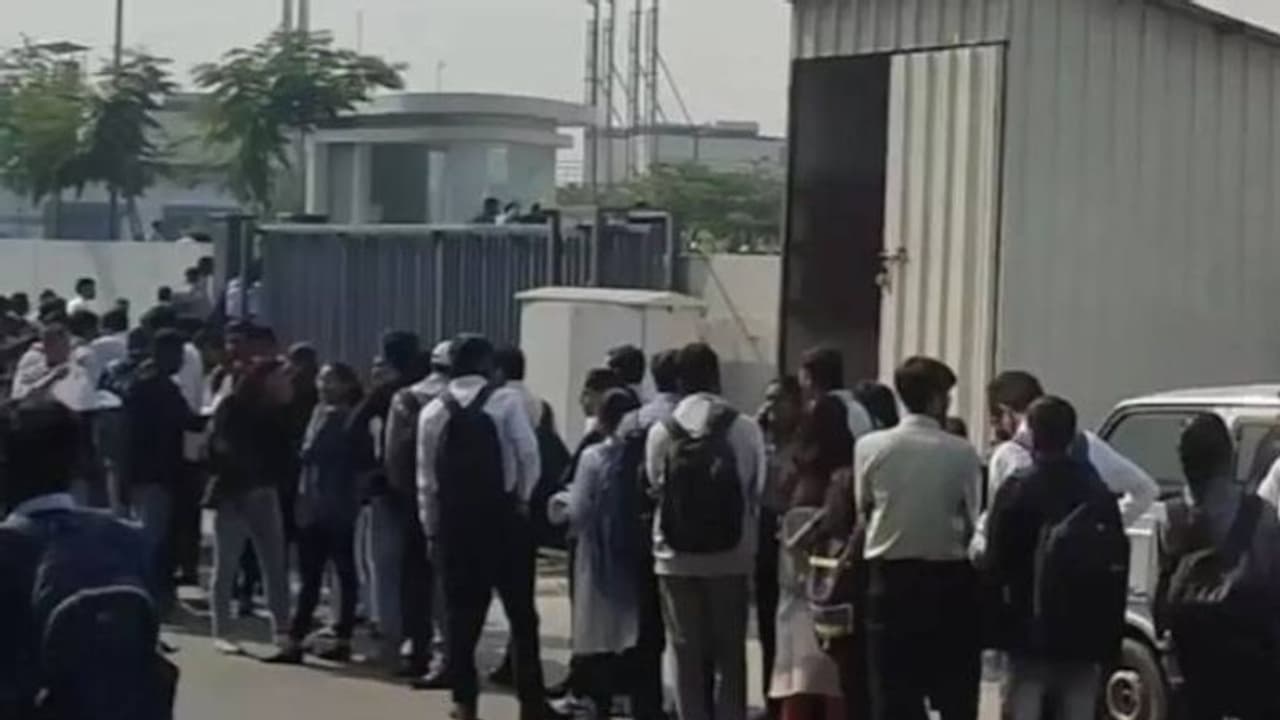 എല്ലാം ഒരു ജോലിക്ക് വേണ്ടി; അഭിമുഖത്തിൽ പങ്കെടുക്കാനെത്തിയത് 3000 പേർ, എഞ്ചിനീയർമാരുടെ നീണ്ടനിര, വീഡിയോ