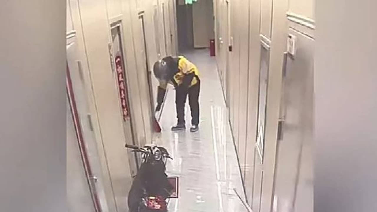 ഭക്ഷണത്തിൽ ഡെലിവറി മാൻ മൂത്രമൊഴിച്ചെന്ന് യുവതി, സിസിടിവി ദൃശ്യങ്ങൾ കണ്ടപ്പോൾ ശരിക്കും ഞെട്ടി ഭക്ഷണത്തിൽ ഡെലിവറി മാൻ മൂത്രമൊഴിച്ചെന്ന് യുവതി, സിസിടിവി ദൃശ്യങ്ങൾ കണ്ടപ്പോൾ ശരിക്കും ഞെട്ടി