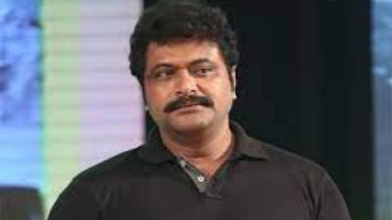 దర్శకుడిగా మారుతున్న స్టార్ విలన్.. పెద్ద బ్యానర్లో సినిమా..? హీరో ఎవరంటే? దర్శకుడిగా మారుతున్న స్టార్ విలన్.. పెద్ద బ్యానర్లో సినిమా..? హీరో ఎవరంటే?