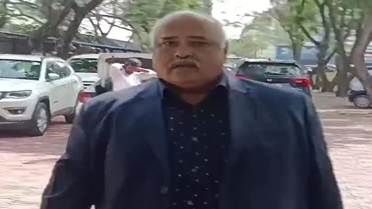 ராஜேஷ் தாஸுக்கு மீண்டும் எச்சரிக்கை: மனுவை தள்ளுபடி செய்த உச்ச நீதிமன்றம்! ராஜேஷ் தாஸுக்கு மீண்டும் எச்சரிக்கை: மனுவை தள்ளுபடி செய்த உச்ச நீதிமன்றம்!