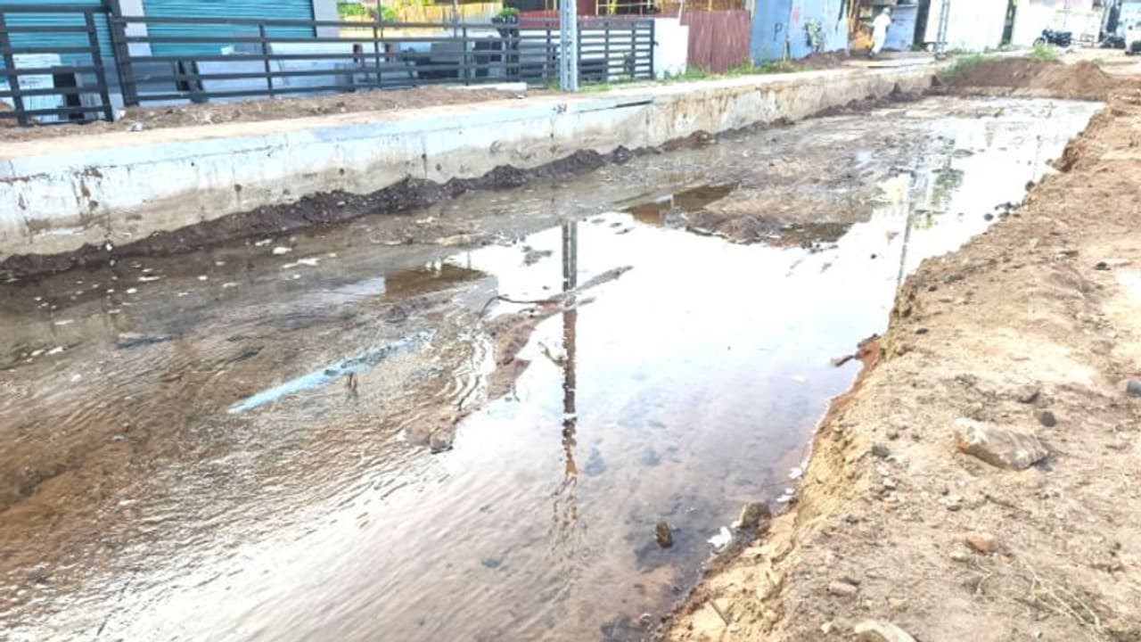 കുടിവെള്ളത്തിനായി ജനം നെട്ടോട്ടമോടുന്നു, നീർക്കുന്നത്ത് പൈപ്പ് ലൈൻ പൊട്ടി കുടിവെള്ളം പാഴാകുന്നു കുടിവെള്ളത്തിനായി ജനം നെട്ടോട്ടമോടുന്നു, നീർക്കുന്നത്ത് പൈപ്പ് ലൈൻ പൊട്ടി കുടിവെള്ളം പാഴാകുന്നു