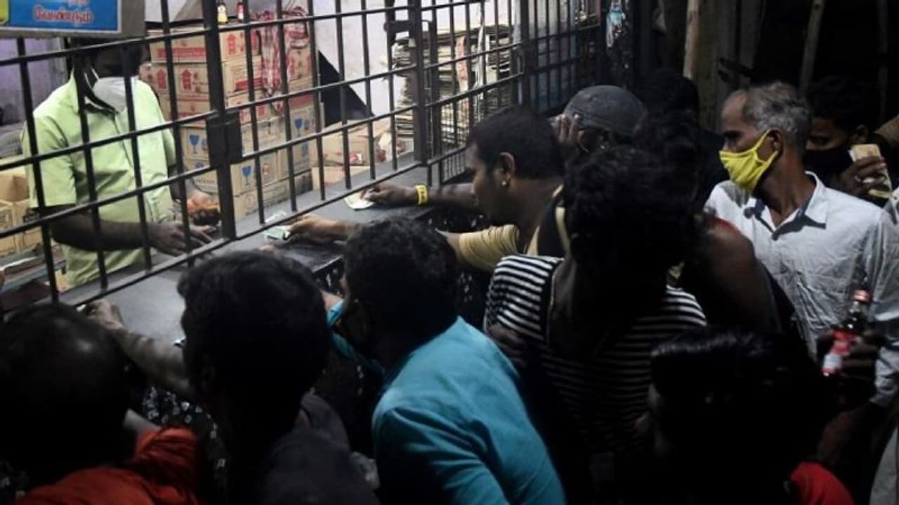 மதுபிரியர்களுக்கு அதிர்ச்சி செய்தி.. உயர்த்தப்படும் மதுபானங்களின் விலை.. ஏன்? எப்போது விலை மாற்றம் அமலாகும்?