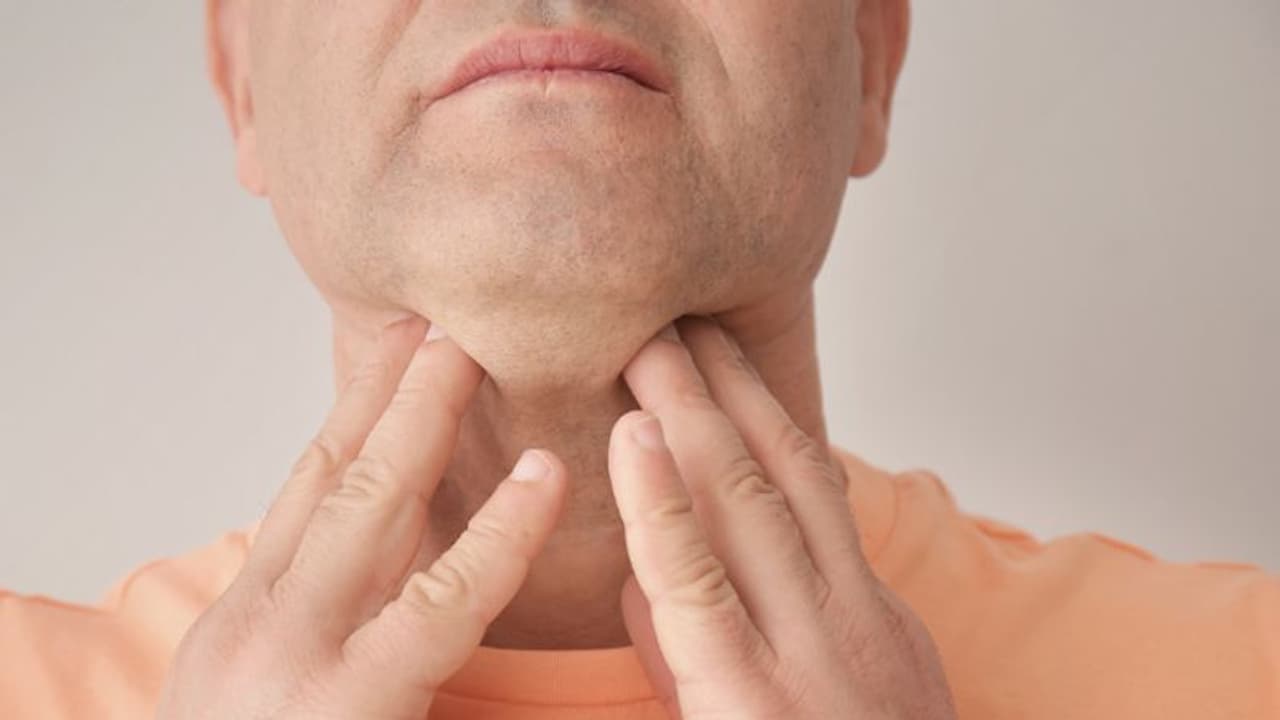 തൈറോയ്ഡ് ക്യാൻസര്; ശരീരം മുൻകൂട്ടി കാണിക്കുന്ന ഈ ലക്ഷണങ്ങള് നിസാരമാക്കേണ്ട... തൈറോയ്ഡ് ക്യാൻസര്; ശരീരം മുൻകൂട്ടി കാണിക്കുന്ന ഈ ലക്ഷണങ്ങള് നിസാരമാക്കേണ്ട...